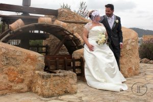 pareja posando el dia de su boda en ibiza