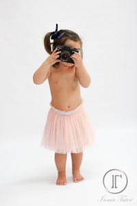 fotografia infantil de niña en estudio con camara de fotos