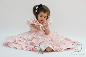 fotografia infantil de niña en estudio vestida de flamenca