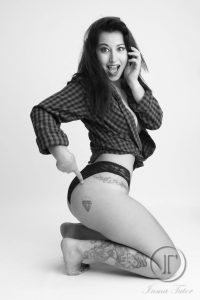 sesion boudoir, chica mostrando su tatu