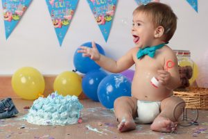 niño riendo en sesion smash cake con pompas