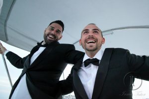 novios en barco ibiza para su boda