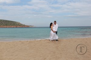 pareja embarazada enamorados playa cala conta ibiza