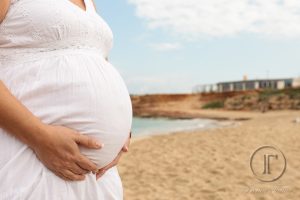 barriga de embarazada de perfil en la playa cala conta ibiza