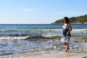 mujer embarazada paseando por playa salinas en ibiza