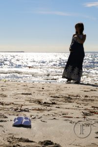 mujer embarazada en playa de ses salinas en ibiza,