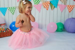 niña sorprendida en una sesion smash cake