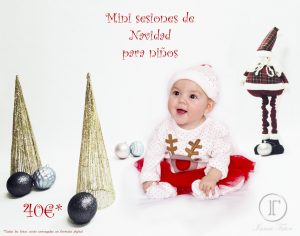 Foto en la que se muestra una niña en una sesion de estudio con decorado navideño